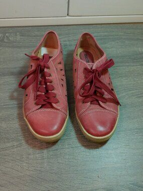 EARTH Pomelo Clay Red Perforated Leather Sneaker Size 7.5 Womens